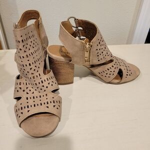 Tan size 6 heels